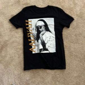 Mens small black Aaliyah tee